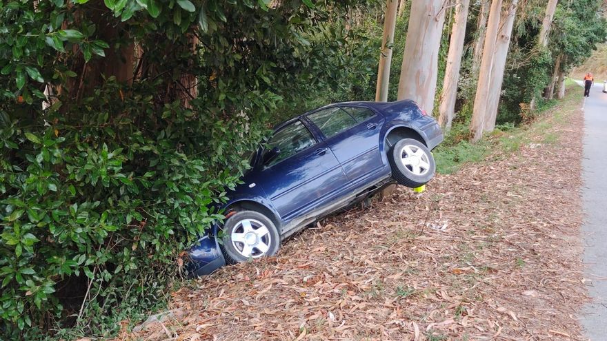 Abandonan otro coche a punto de caer por un terraplén en Meira