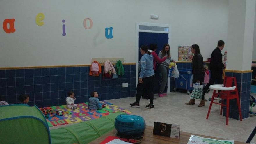 Los niños con los padres en el primer día de guardería