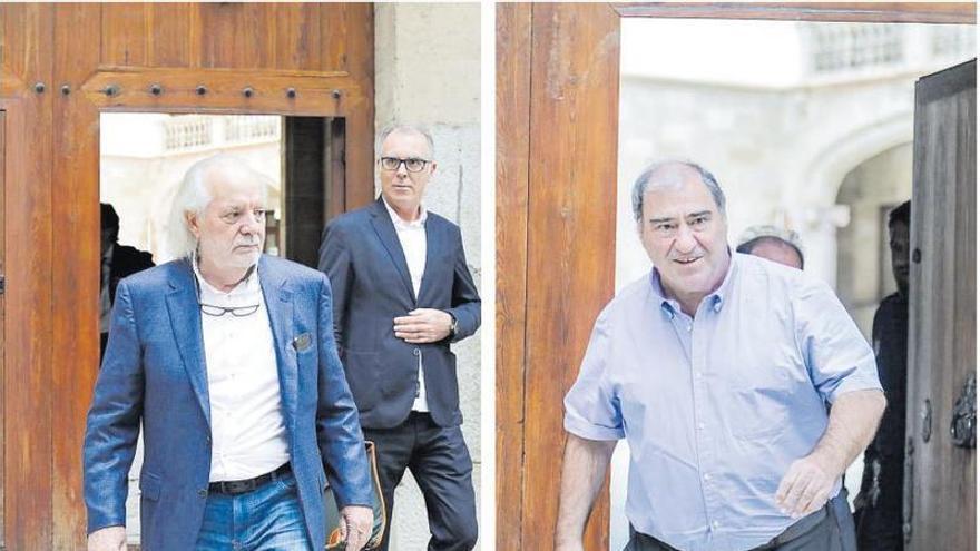 El empresario Bartolomé Cursach, a la izquierda, y el fiscal Juan Carrau, ayer a su salida de la Audiencia Provincial de Palma al concluir la sesión del juicio.