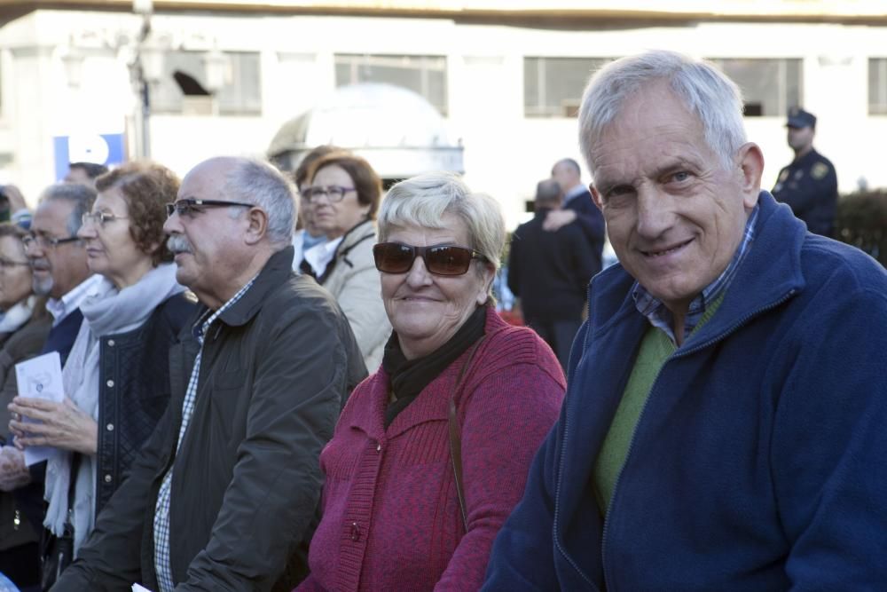 Ambiente en la calle durante la entrada a los premios y concentración antimonarquía