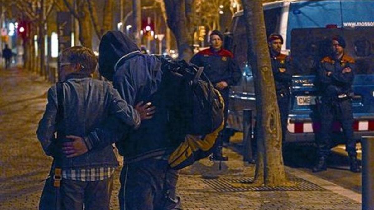 Un detenido el 29-M sale, ayer por la noche, de la Ciutat de la Justícia en libertad con fianza junto a su madre.