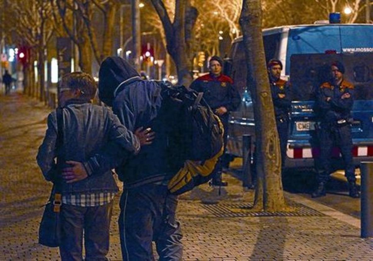 Un detingut el 29-M, amb la seva mare, surt de la Ciutat de la Justícia en llibertat amb fiança, ahir a la nit.