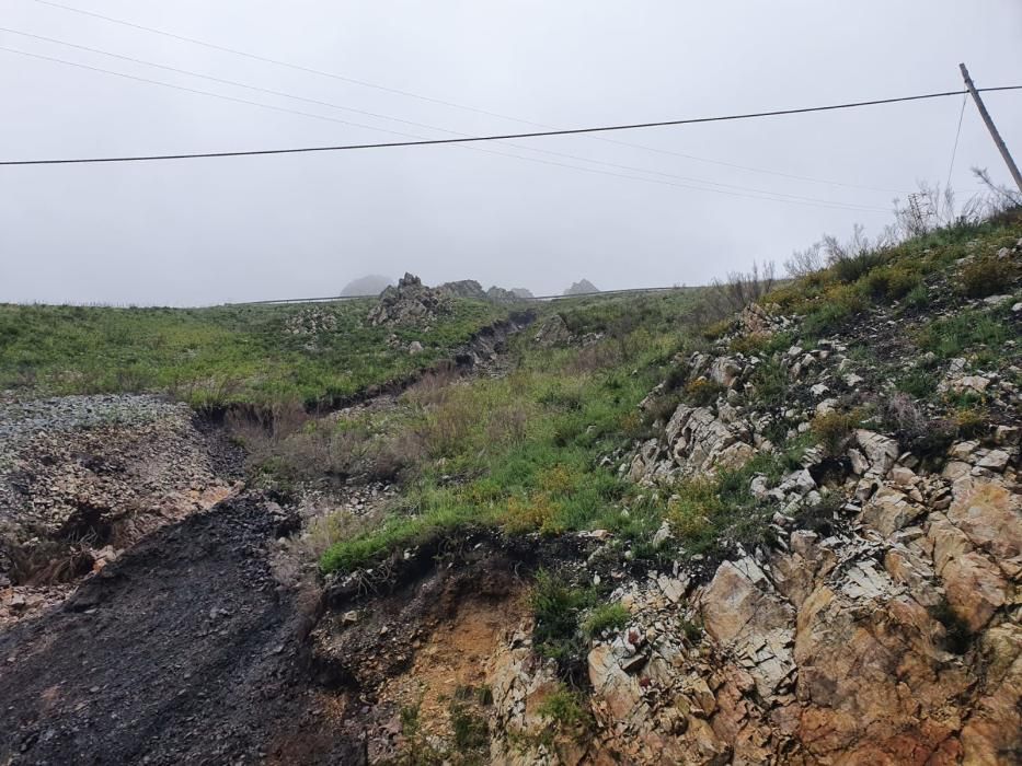 Trabajos en el argayo que cortó la vía de Belmonte