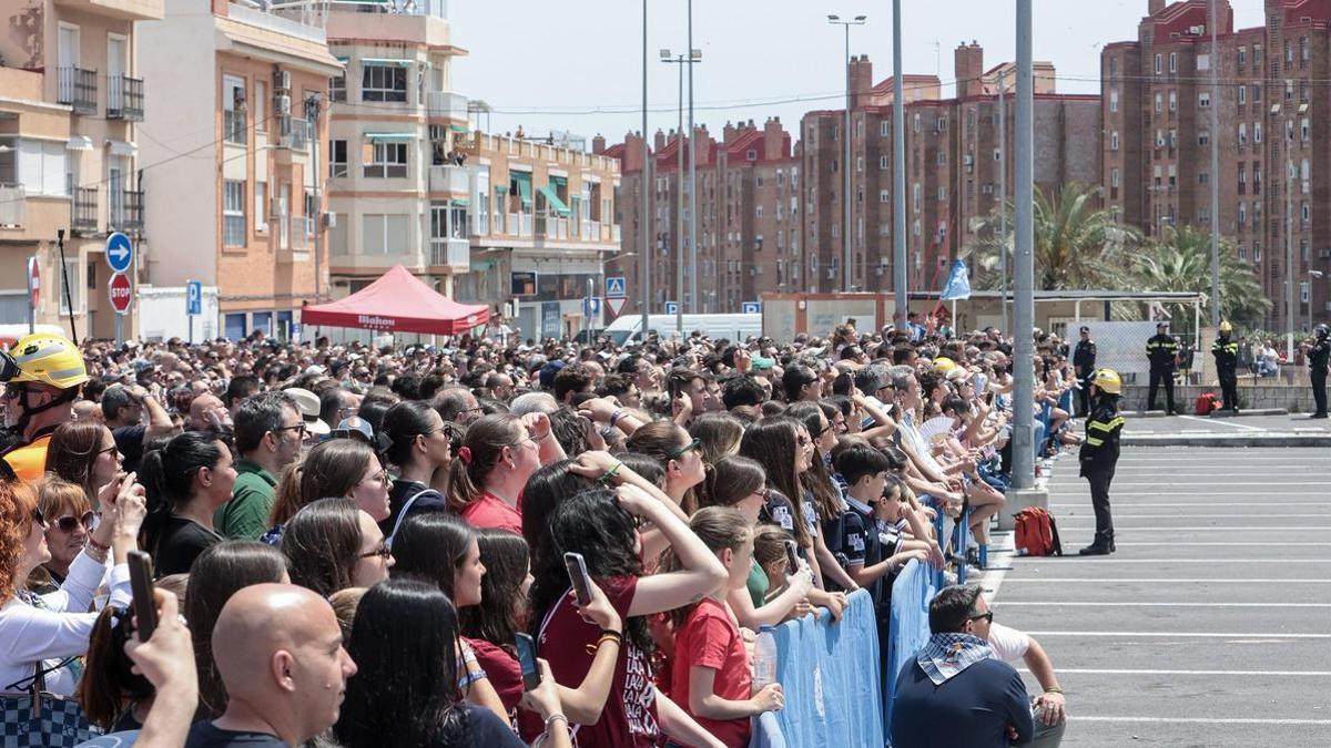 El público asistente a la última mascletà celebrada en Alicante, el pasado domingo 10 en el barrio de San Gabriel