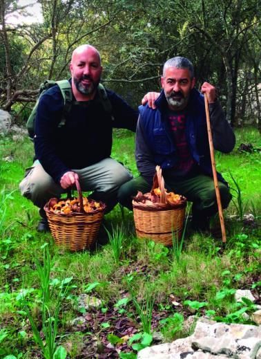 Lleonard Borràs (derecha) con su amigo Tomeu, después de una fructífera mañana buscando setas.