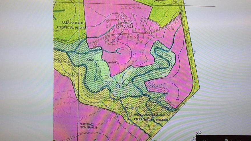 La zona superior coloreada en rosa es la superficie de Son Gual I que se desclasifica.