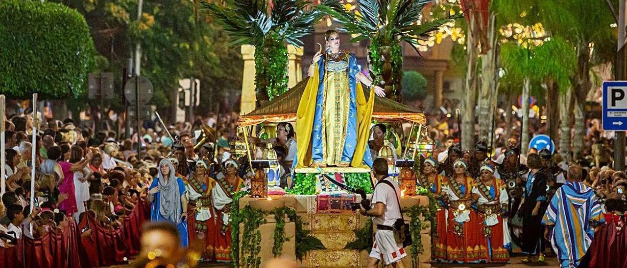 La plaza de la Iglesia de la Vila Joiosa, abarrotada durante los Moros y Cristianos de 2019.