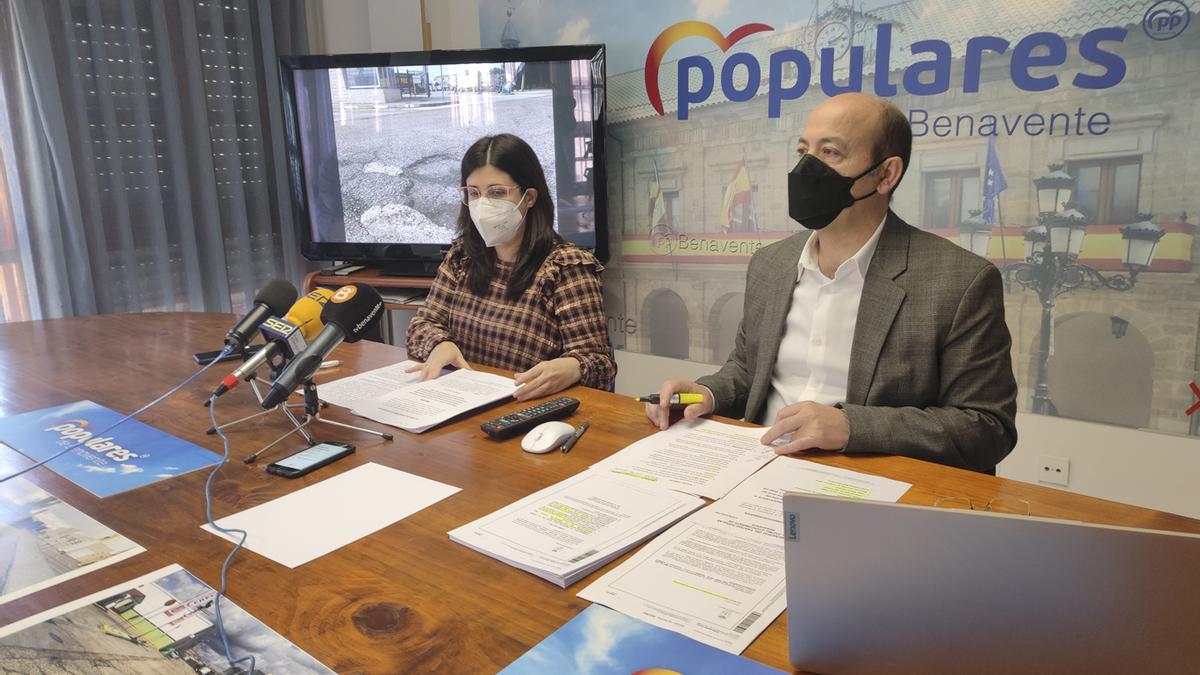 Beatriza Asensio y José Manuel Salvador, esta mañana, antes de su comparecencia.