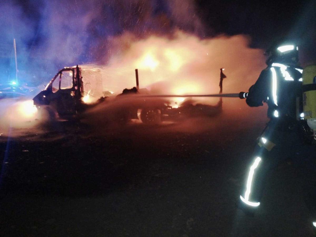 Bombero sofoca el fuego en la caravana en Candelaria