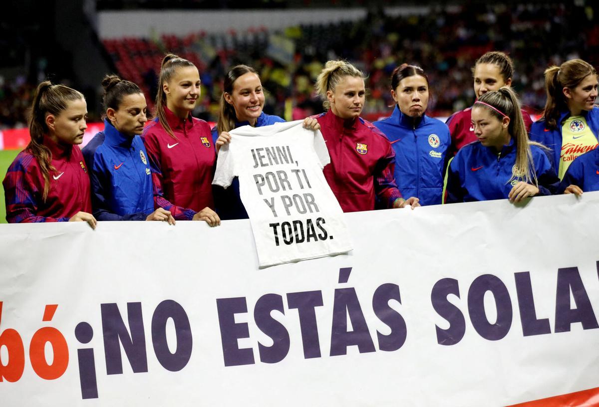 FILE PHOTO: Soccer Football - International Friendly - America v FC Barcelona - Estadio Azteca, Mexico City, Mexico - August 29, 2023 FC Barcelona and Club America players hold a banner in support of Spain's Jennifer Hermoso and a shirt that reads "Jenni for you and for all of us". FIFA has suspended the president of the Royal Spanish Football Federation, Luis Rubiales, following an investigation after he kissed her during the trophy ceremony for the Women's World Cup final. REUTERS/Henry Romero/File Photo. NARCH/NARCH30