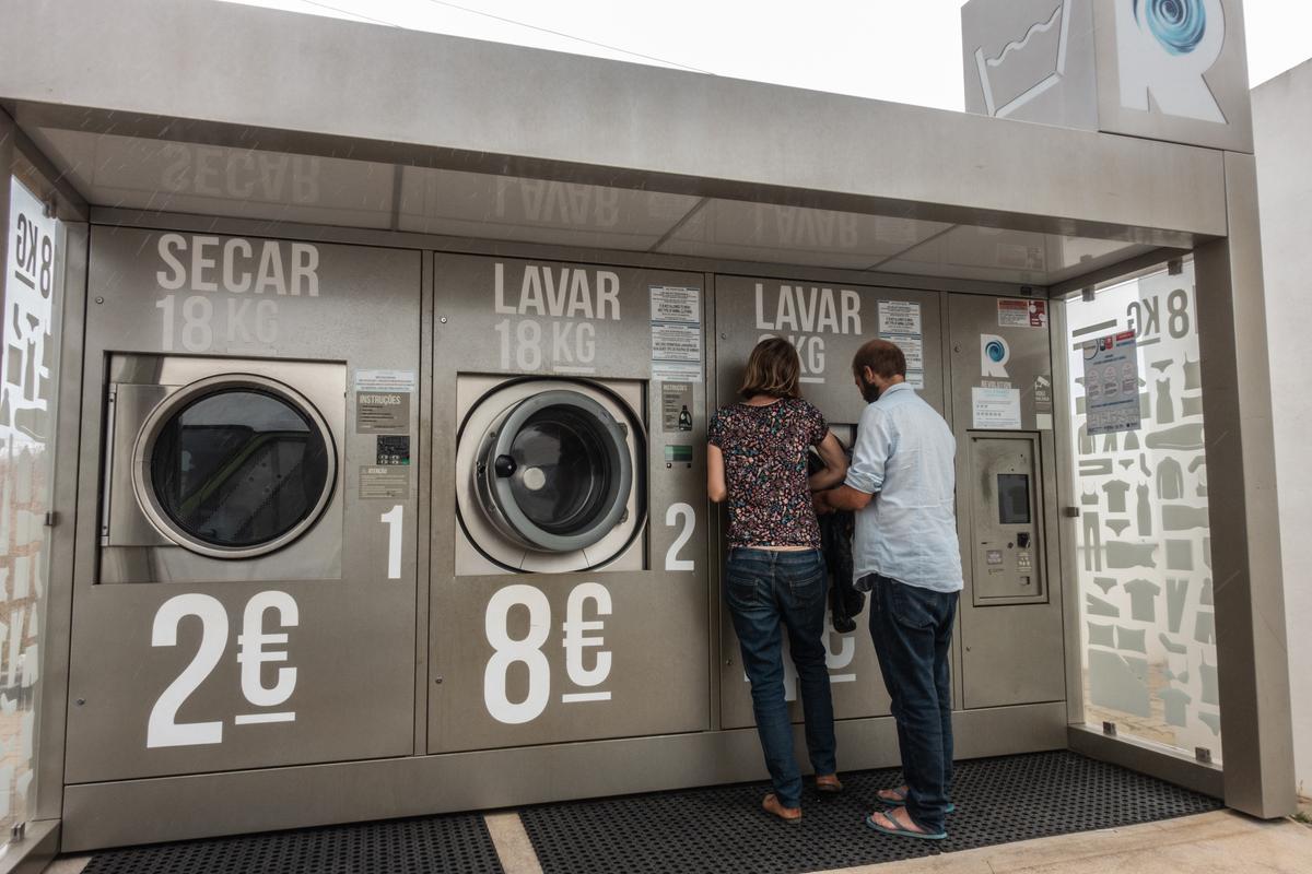 Desde el sector privado y público se está apostando cada vez más por atraer a estos viajeros. Servicios para el lavado de ropa, lugares donde recargar agua o donde verter aguas grises son cada vez más comunes en gasolineras, supermercados o lugares públicos.