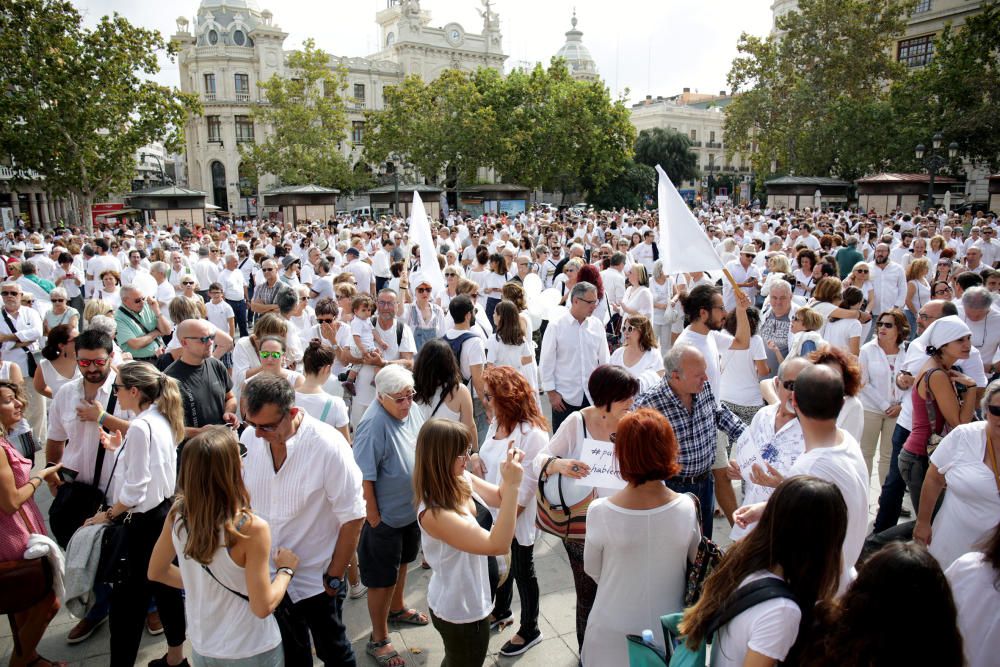 Concentración en València por el diálogo en Cataluña