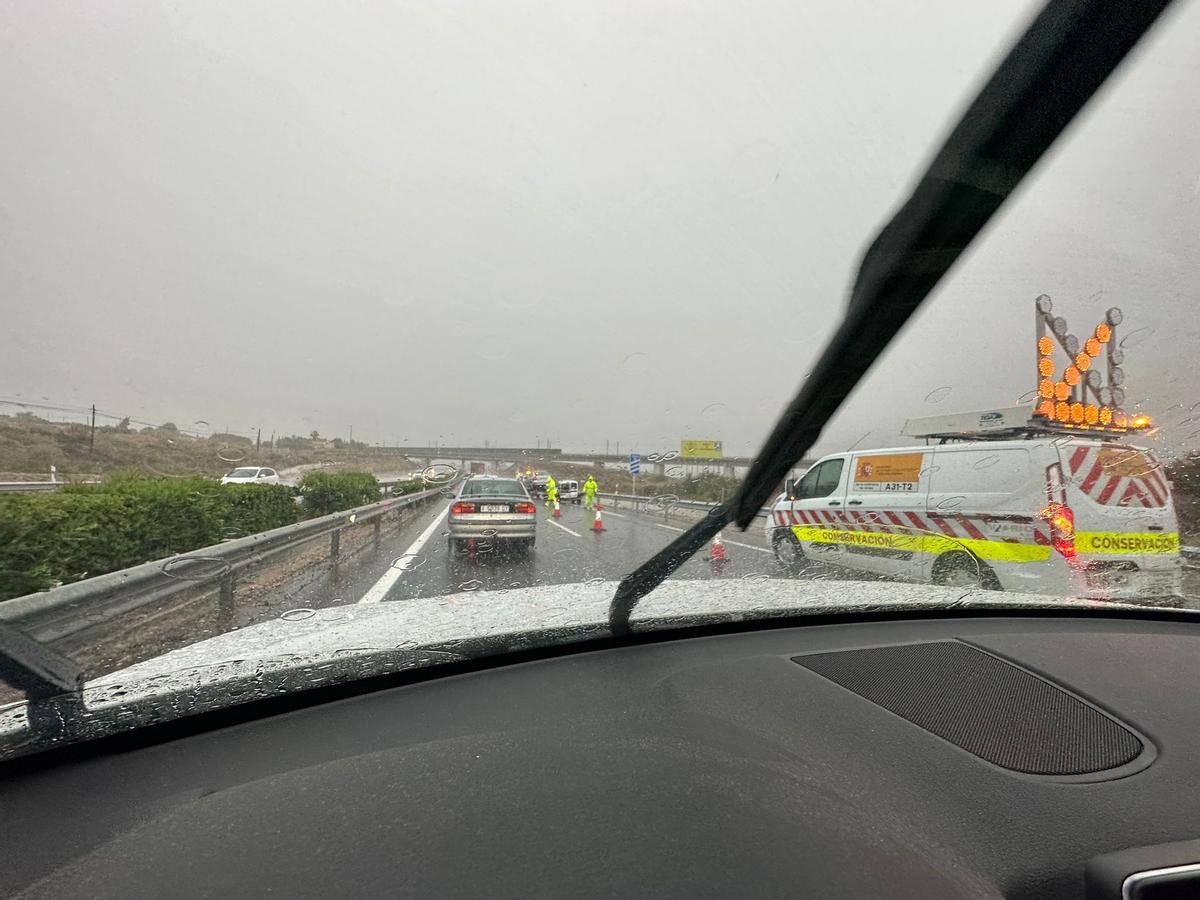 Circulación por un solo carril en la A-31 en dirección Madrid-Alicante por un accidente de tráfico a primera hora de la mañana.