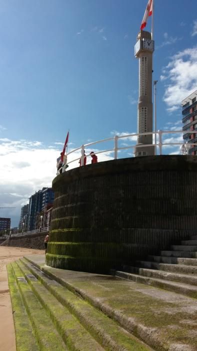 Una mancha marrón obliga a cerrar de nuevo la playa de San Lorenzo