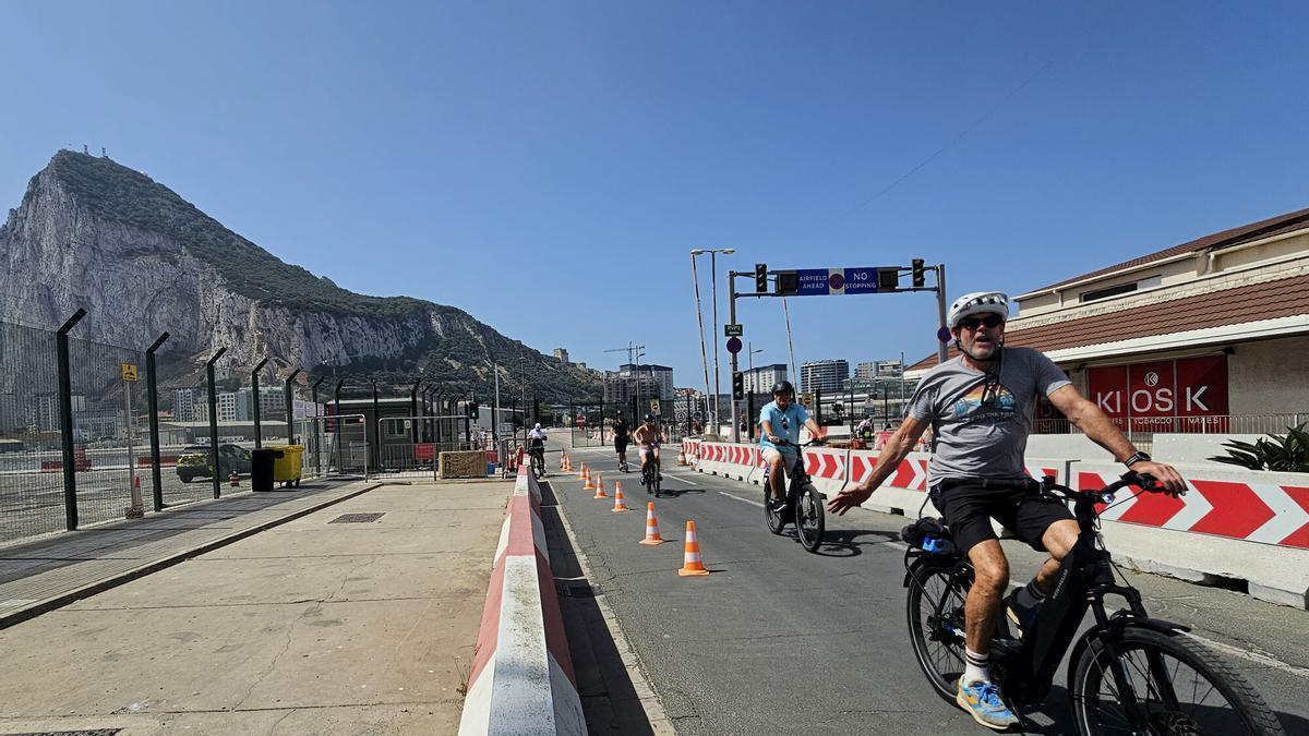 Ciclistas después de cruzar el aeropuerto con dirección a la verja que separa Gibraltar y España, y donde siguen las obras antes de la entrada en vigor del acuerdo sobre Gibraltar el próximo 15 de julio.
