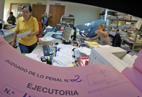 Indignación judicial al caer estanterías de legajos por falta de espacio y medios en Torrevieja