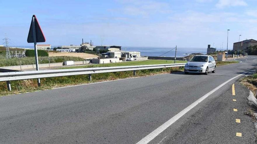 Carretera de Suevos, por donde pasará el poliducto entre la refinería y el puerto exterior de Langosteira.