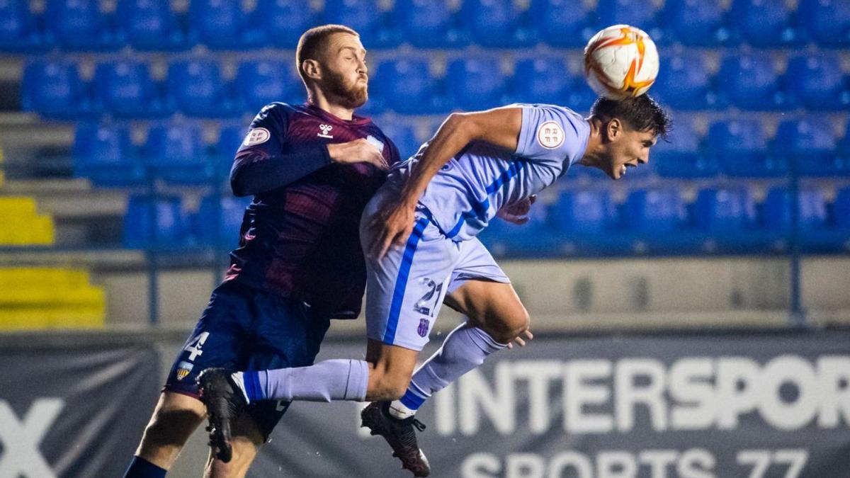 Monreal en una acció aèria  amb Ramos Mingo. | FC BARCELONA