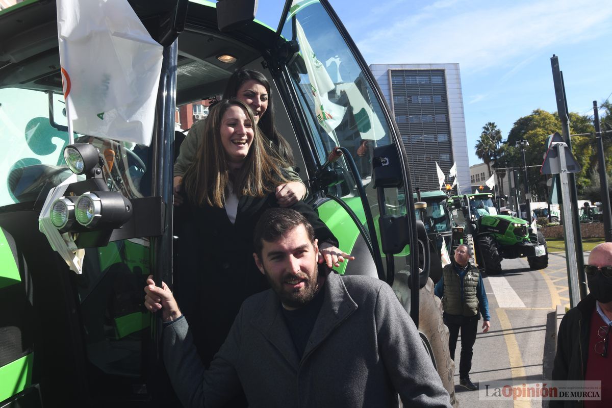 Miles de agricultores y ganaderos toman las calles de Murcia