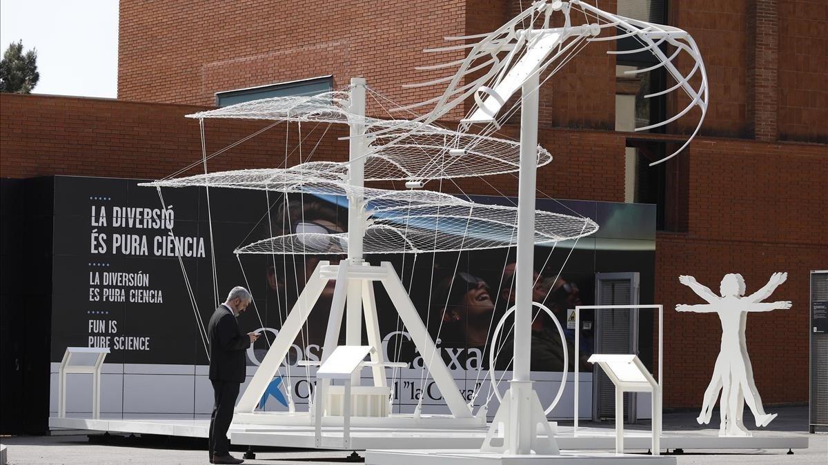 De izquierda a derecha, el Tornillo Aéreo, la Máquina Voladora y el Hombre de Vitrubio, ayer, en el CosmoCaixa de Barcelona.