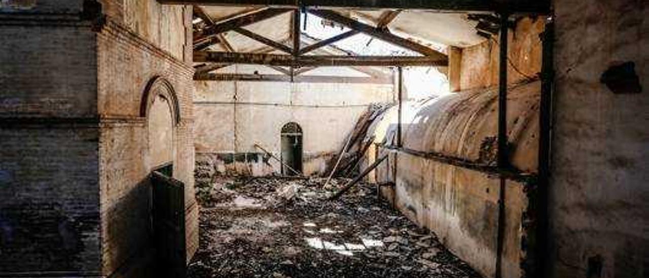 Imágenes captadas ayer en la abandonada fábrica de alcohol de La Colonia de Santa Eulalia, tras el último desplome de la cubierta y de parte del muro trasero.