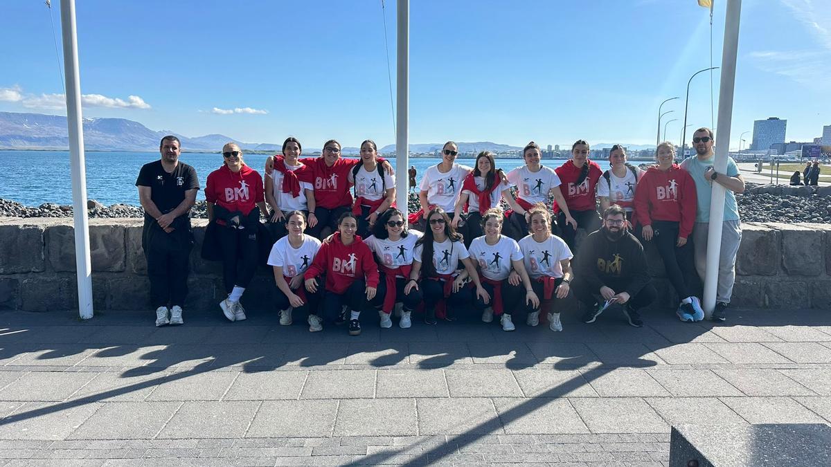 Las jugadoras del Porriño, durante el paseo de ayer.