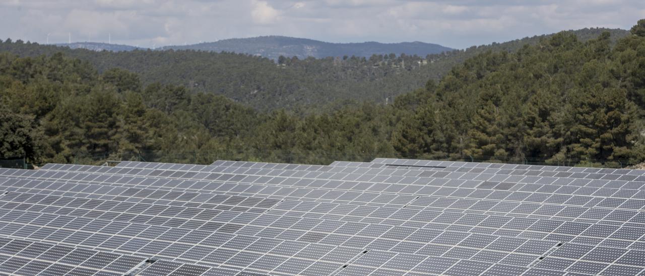 Acelerar la instalación de huertos solares, como el de la imagen en Titaguas, es uno de los objetivos del decreto del Consell.