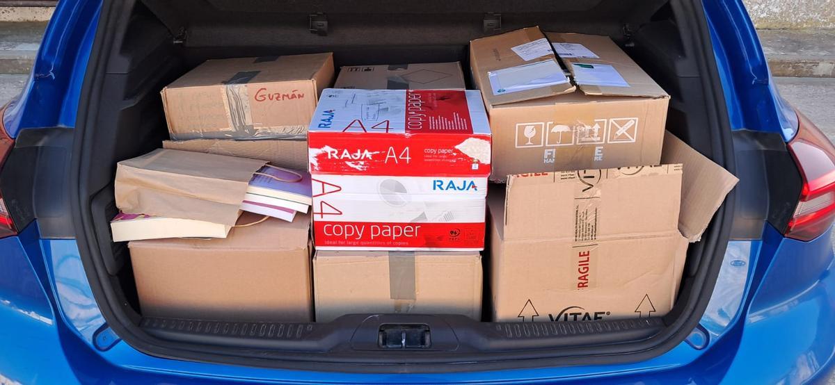El coche de la alicantina Gigi Rote con 35 cajas de libros