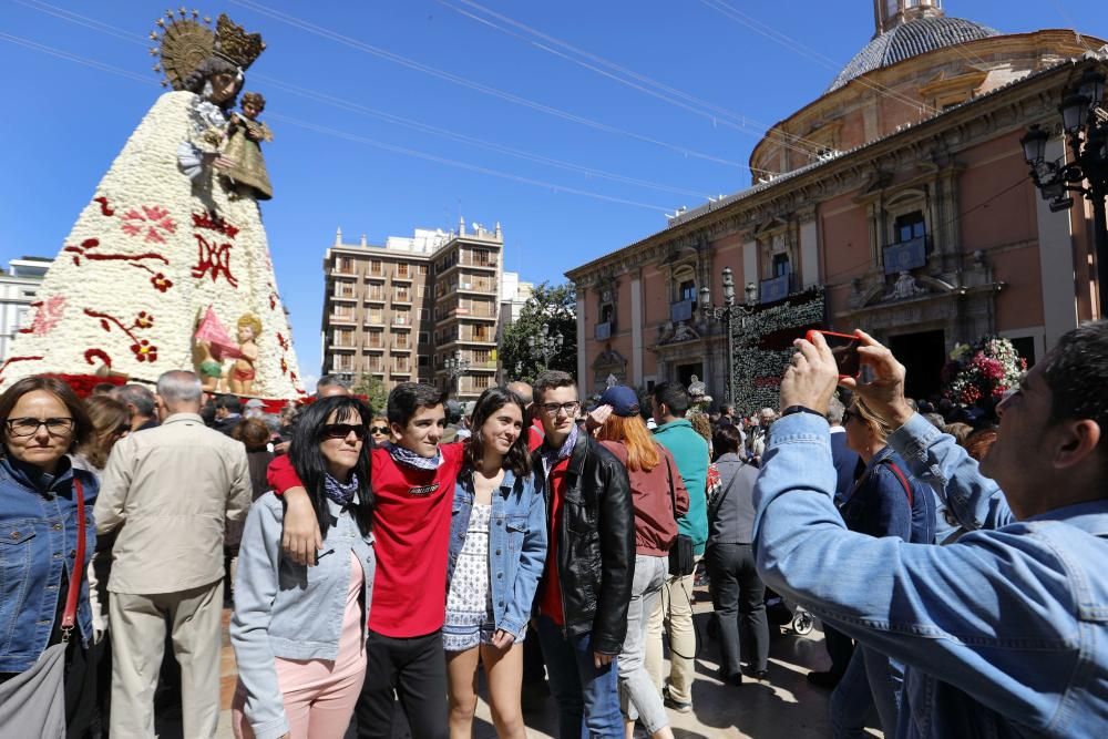 La Mare de Déu luce su manto en la Plaza de la Virgen