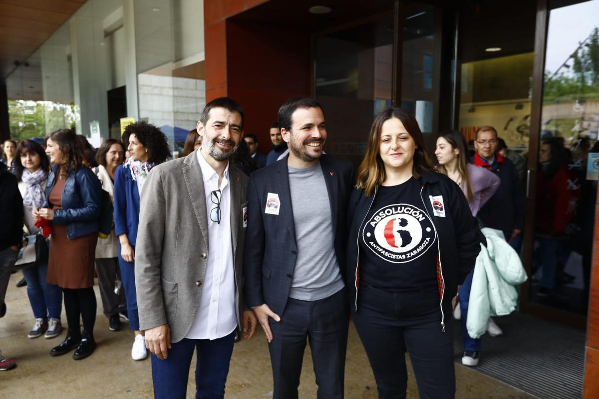 Álvaro Sanz, Alberto Garzón y Elena Tomás, a las puertas del Centro de Historias de Zaragoza.