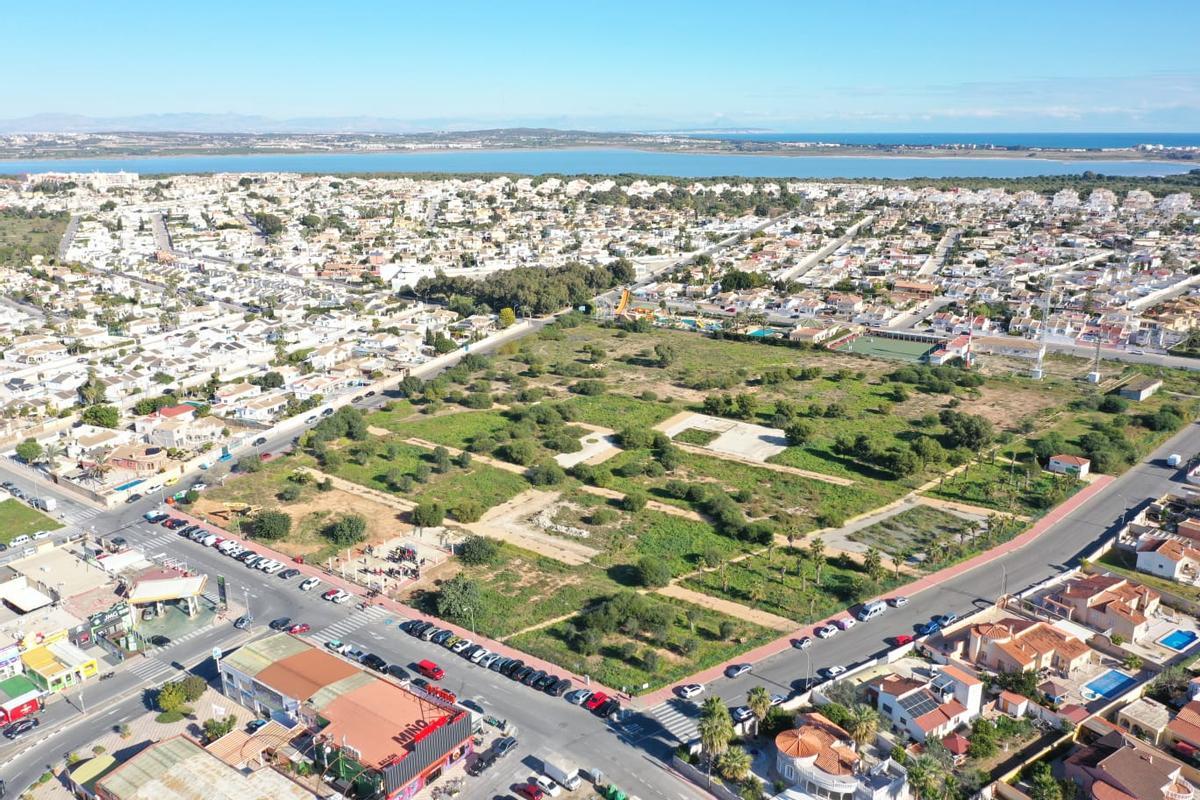 Vista aérea de este lunes de la parcela que va a ocupar el nuevo parque de San Luis en el corazón de la macrourbanización. Al fondo a laguna de La Mata