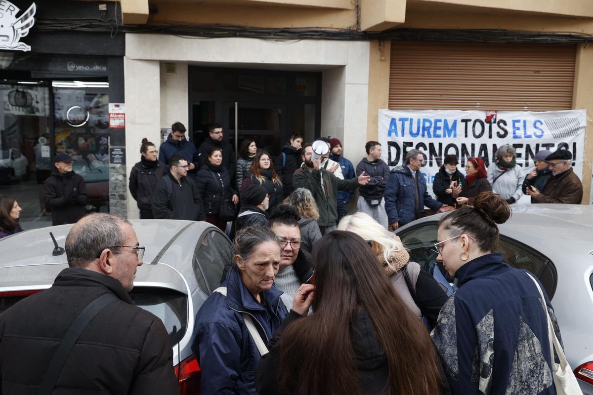 Denuncian el desahucio de una mujer vulnerable en Benicalap