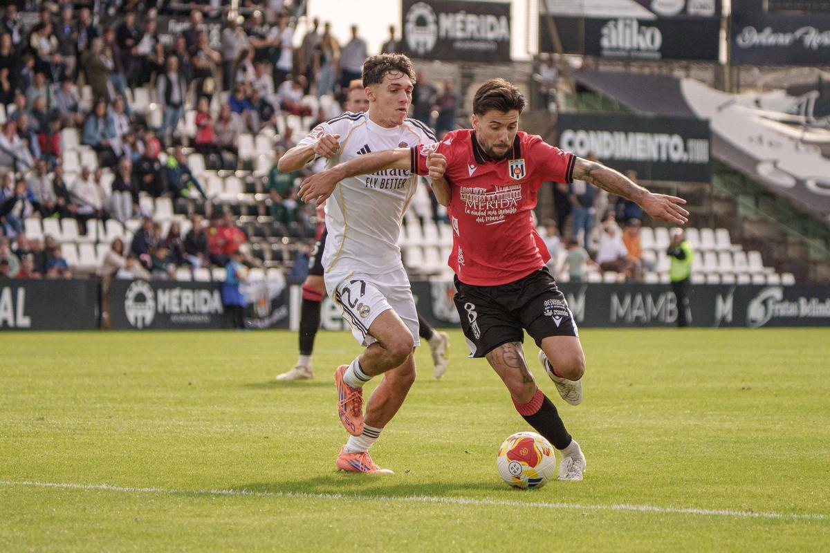 Martín Solar pugna con un rival durante el Mérida-Castilla jugado en el estadio Romano.