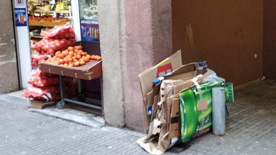 Un comerç amb el paper i el cartró a fora.