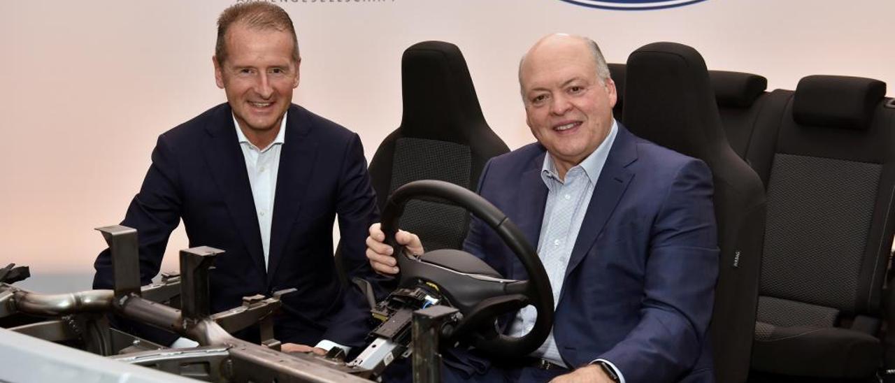 El CEO de Volkswagen, Herbert Diess, y el presidente de Ford, Jim Hackett, ayer, en Nueva York.