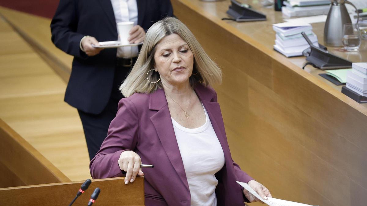 La consellera de Educación, Carmen Ortí, interviene en las Corts, en una imagen de archivo.