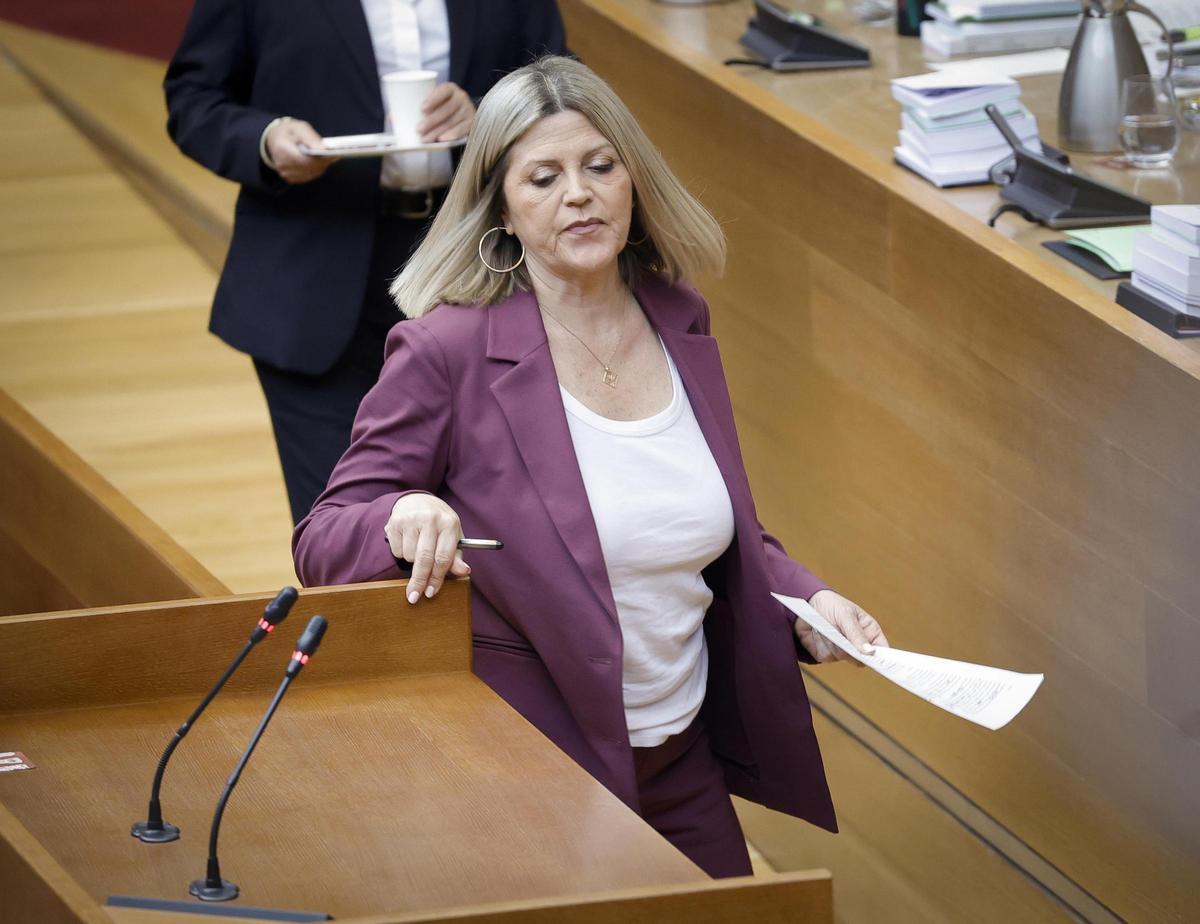 La consellera de Educación, Carmen Ortí, interviene en las Corts, este jueves.