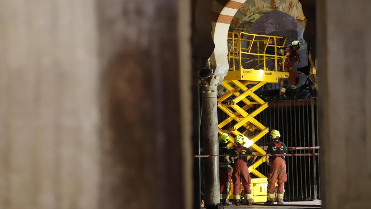 Trabajo de emergencia de los bomberos en el lugar del incendio.