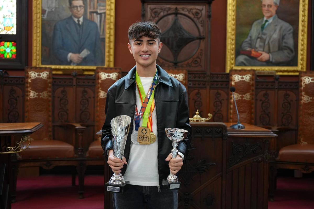 Mateus Vargas posa con sus trofeos en Cort.