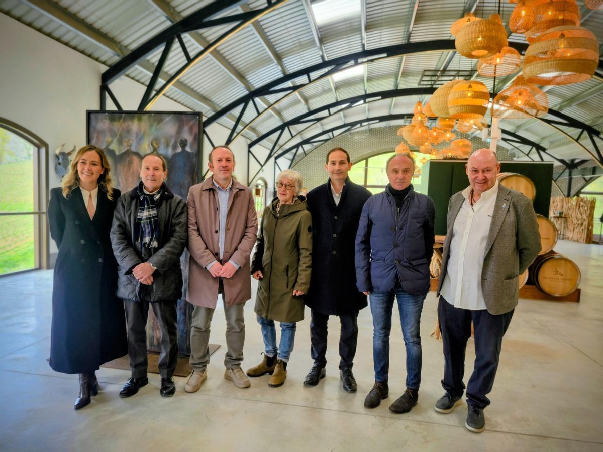 Por la izquierda, Begoña Álvarez, junto a los artistas Luis Repiso, Guillermo Simón, Javier Remís (director del Museo de Covadonga), el pintor José Pantaleón y el empresario Tomás Álvarez Aja.
