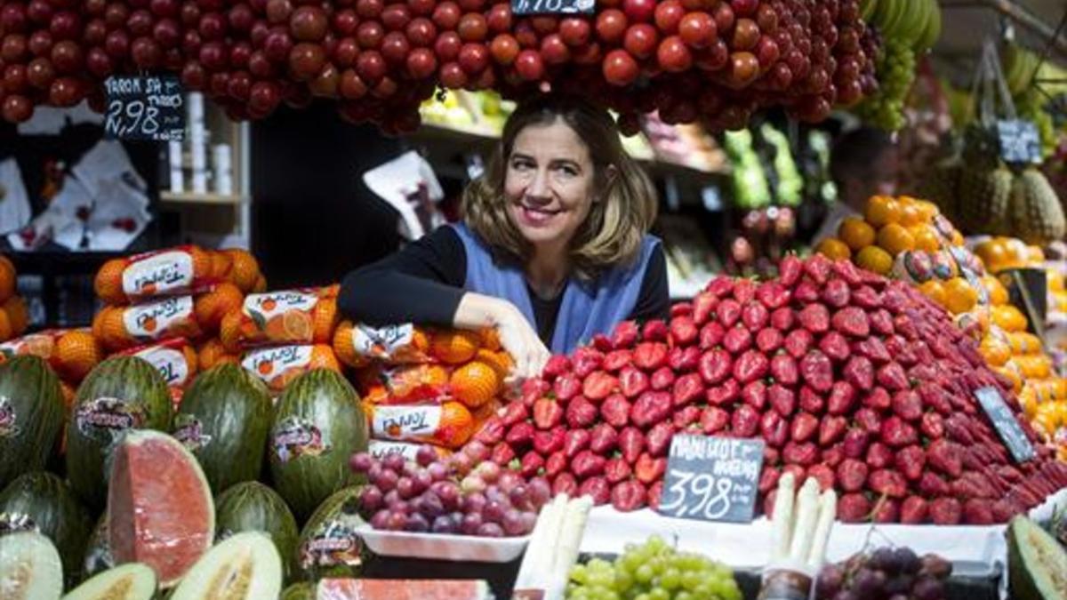 Ada Parellada, en el puesto de frutas y verduras Macià del mercado del Ninot, que abastece al Semproniana.