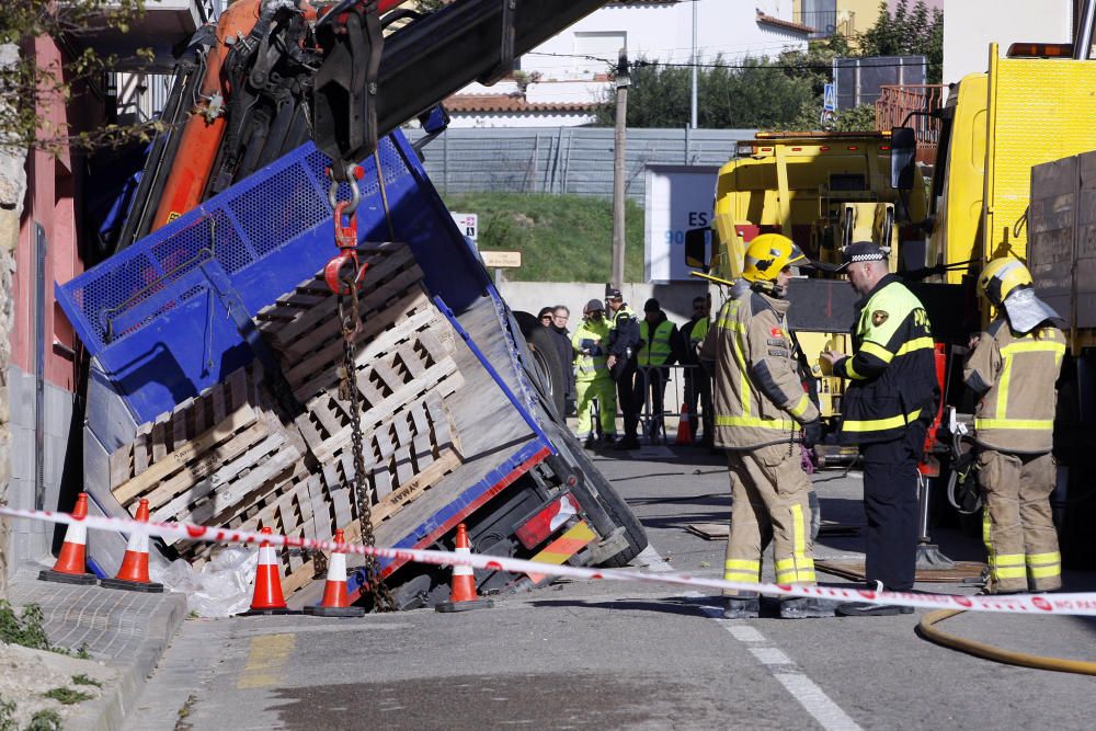 Cedeix el paviment d'un carrer de Torroella amb el pas d'un camió