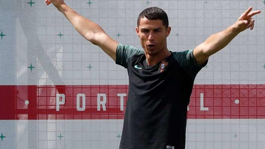 Cristiano Ronaldo celebra un gol en un partido de entrenamiento. // Efe