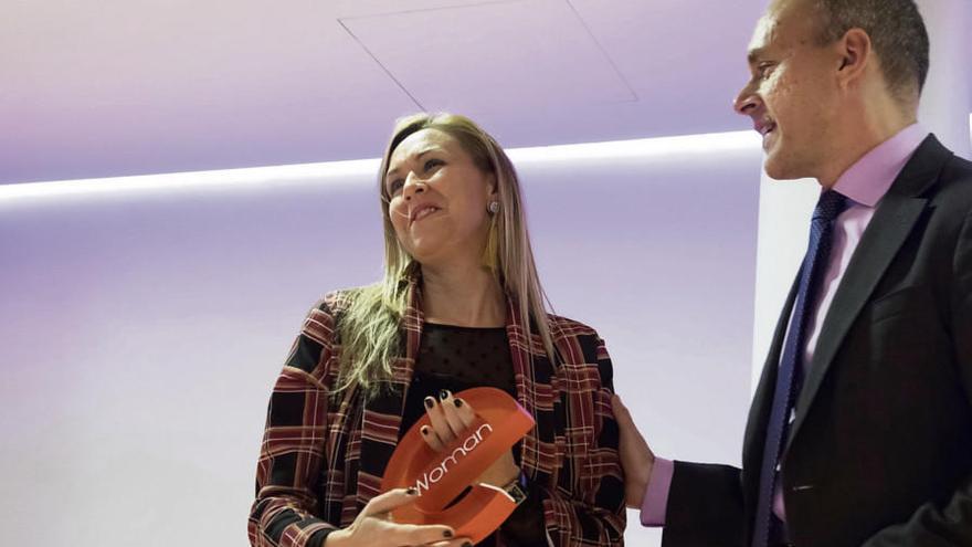 María Jesús Álvarez recoge el premio Empresaria Rural de eWoman Zamora de manos del gerente de LA OPINIÓN-EL CORREO DE ZAMORA, Carlos Zardaín.