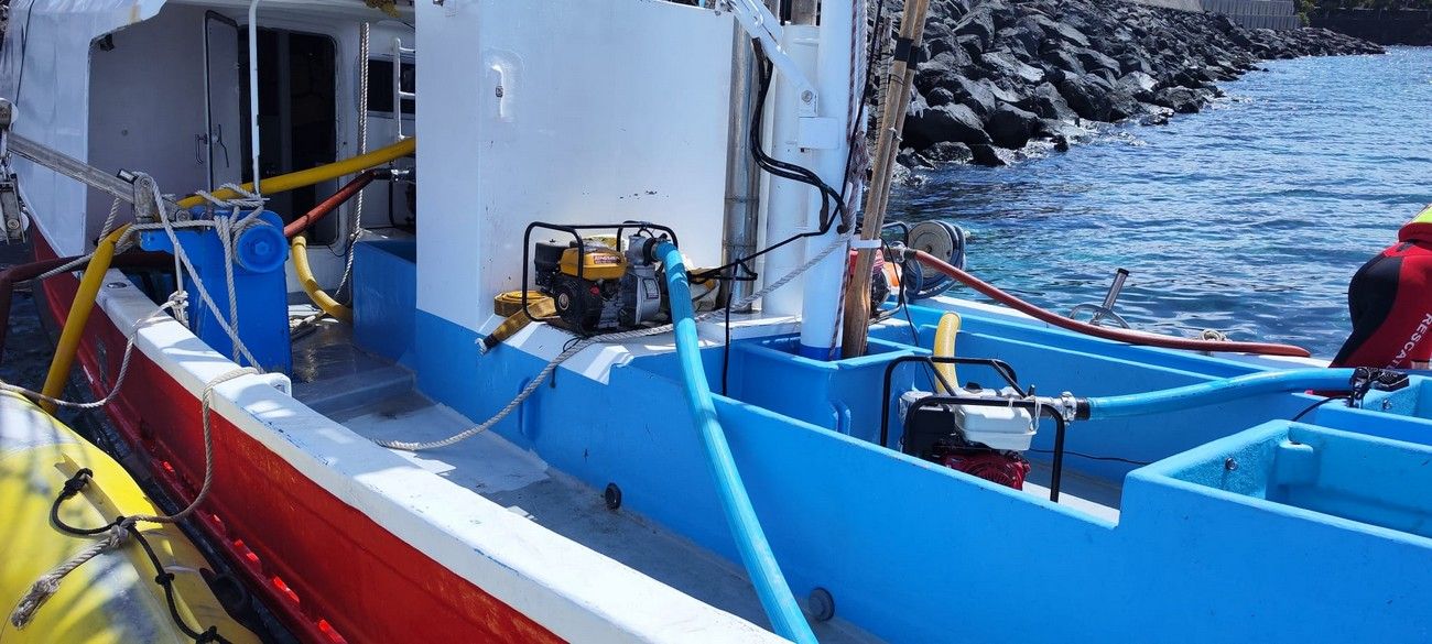 Un pesquero encalla en el muelle de La Tiñosa en Lanzarote