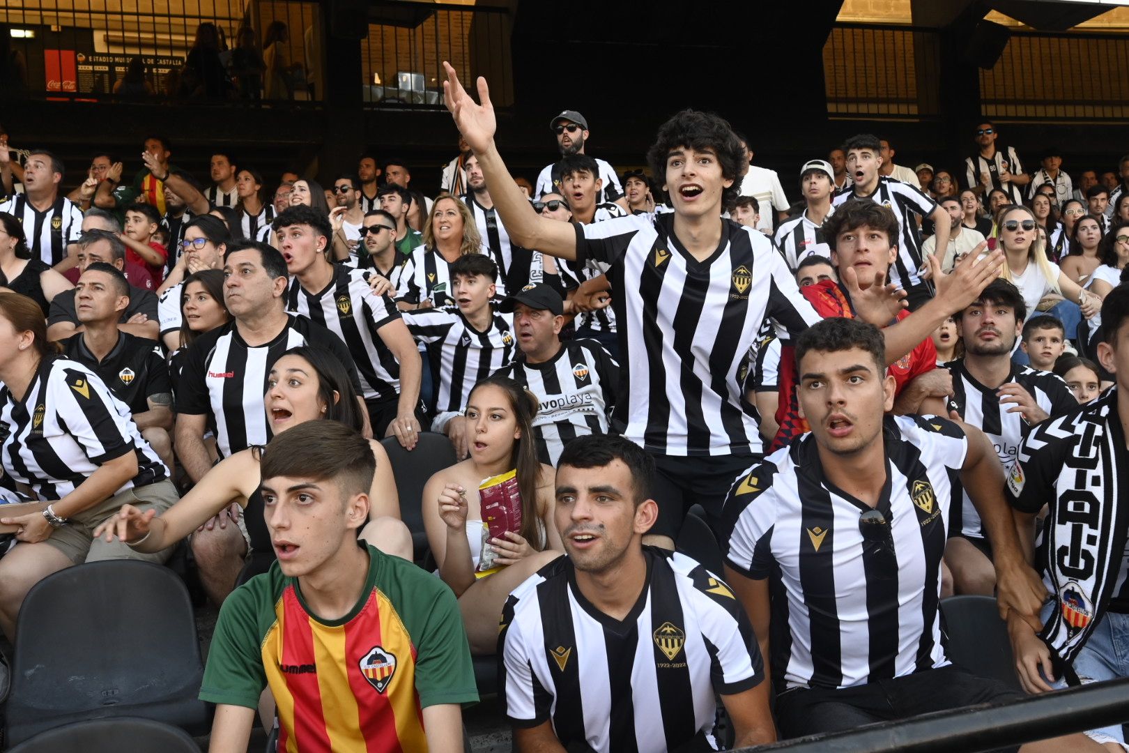 Así vive la afición albinegra el partido Alcorcón-Castellón