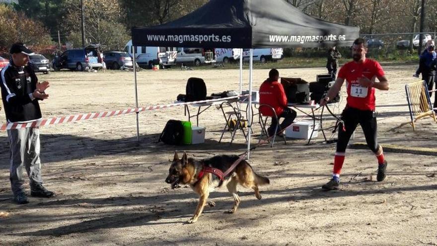 Uno de los participantes en la prueba de canicross disputada en Saxamonde. / FDV