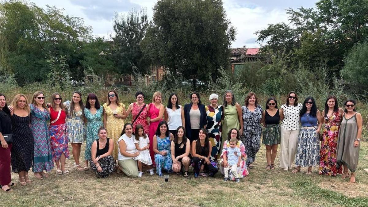 Mujeres de Valer encargadas de preparar el Día de la Comarca