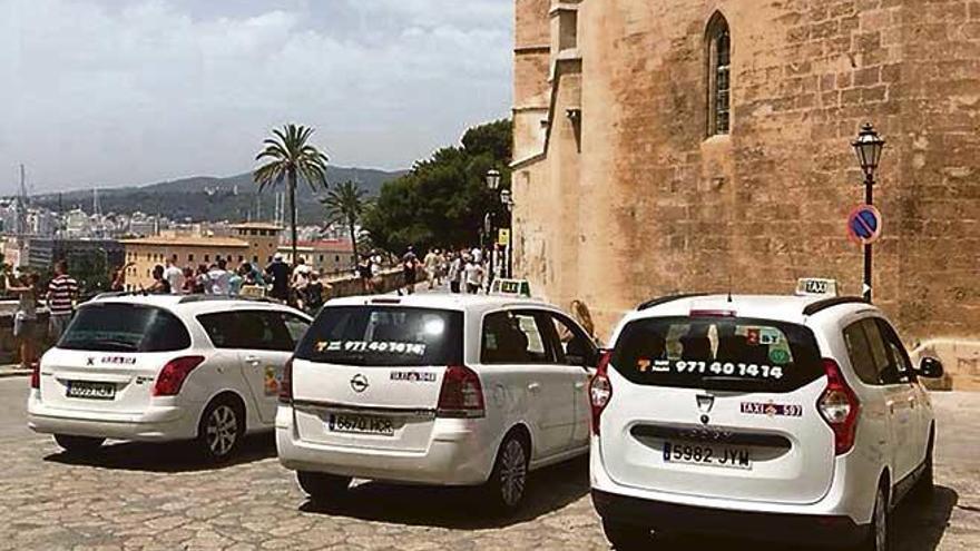 Pese a estar prohibido, los taxis aparcan en el Mirador.