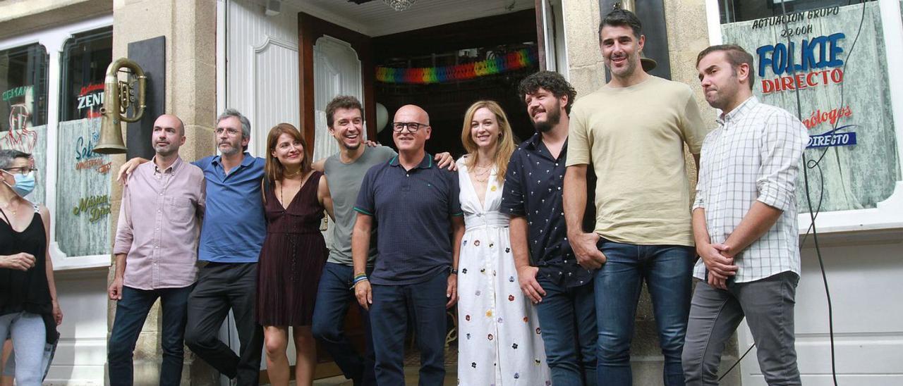 Equipo de la película de Javier Veiga, con el presidente de la Diputación.  |  // IÑAKI OSORIO